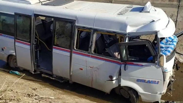 Otomobilin çarptığı minibüs, sulama kanalına düştü: 2’si ağır 15 yaralı Otomobilin çarptığı minibüs, sulama kanalına düştü: 2’si ağır 15 yaralı