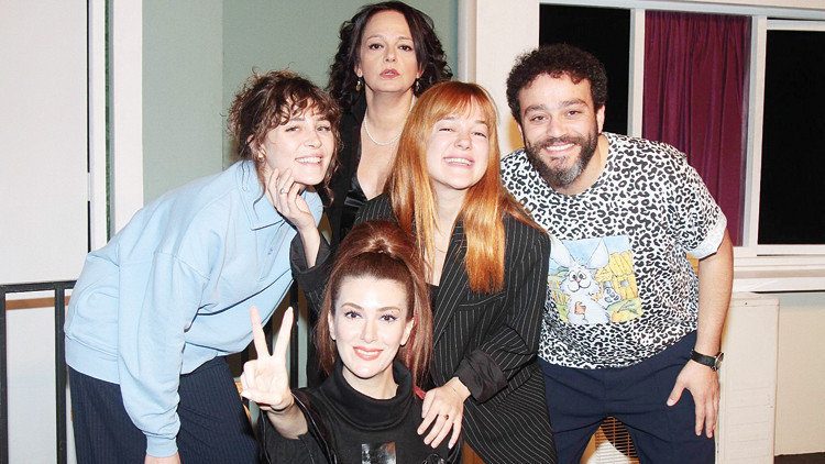 Bütün Kadınların Kafası Karışıktır oyunu ilk kez sahnede