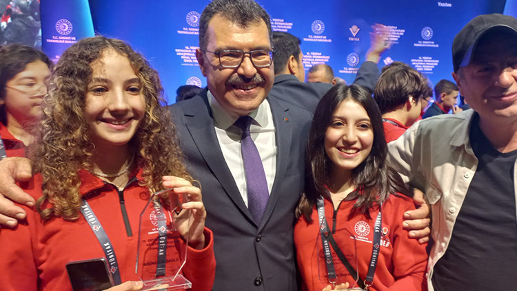 Zihinsel engelli bireylerden etkilenerek proje tasarladılar, Türkiye birincisi oldular Zihinsel engelli bireylerden etkilenerek proje tasarladılar, Türkiye birincisi oldular