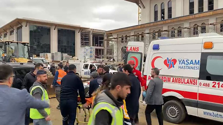 Batman’da cami inşaatında iskele çöktü: 1 kişi hayatını kaybetti, 19 yaralı Batman’da cami inşaatında iskele çöktü: 1 kişi hayatını kaybetti, 19 yaralı