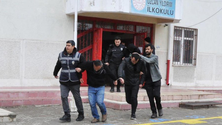 Başkasının yerine ehliyet sınavına girmeye çalıştı, pencereden kaçtı Başkasının yerine ehliyet sınavına girmeye çalıştı, pencereden kaçtı