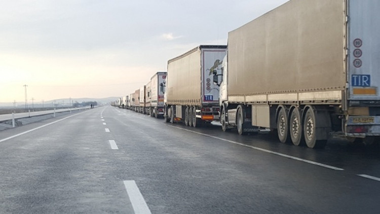 Türk TIR’larına laboratuvar engeli Türk TIR’larına laboratuvar engeli