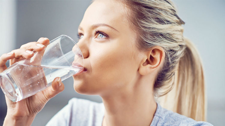 Günde 2 litre su fazla mı Boşuna mı bardak bardak içiyoruz... Günde 2 litre su fazla mı Boşuna mı bardak bardak içiyoruz...