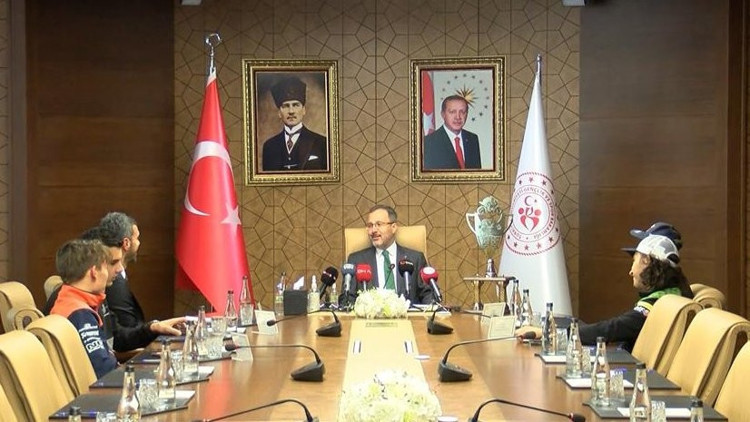 Bakan Kasapoğlu, milli motosikletçileri kabul etti Bakan Kasapoğlu, milli motosikletçileri kabul etti
