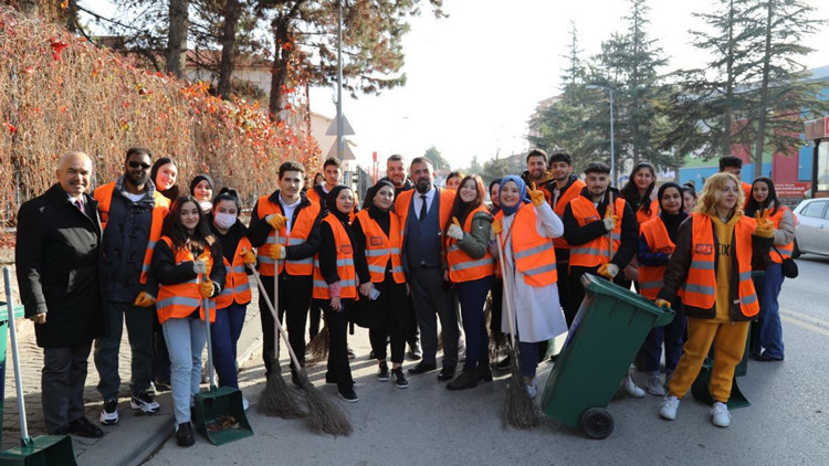 Öğrencilerden örnek temizlik