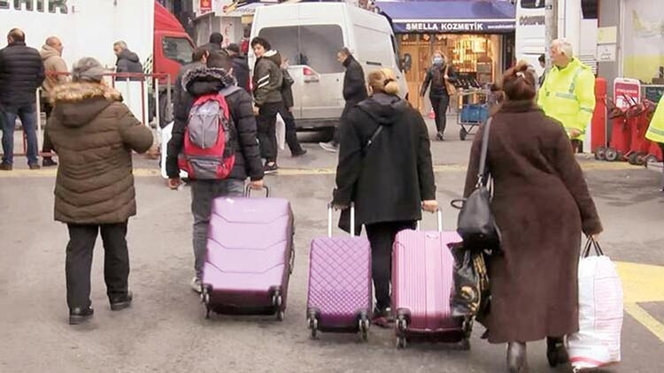 Otobüsle gelip kamyonlarla götürüyorlar