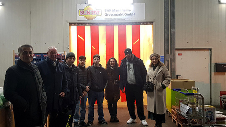 Mannheimlı öğrenciler sıralarını bırakıp yardıma muhtaçlar için çalıştı