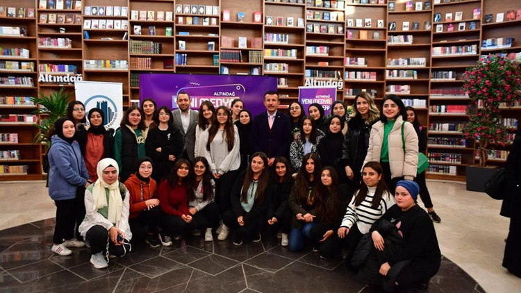 Medya duayenleri gençlerle buluştu Medya duayenleri gençlerle buluştu