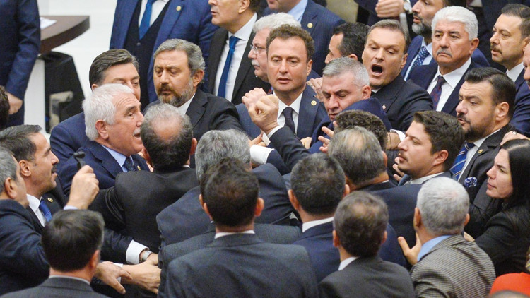 Kavgalı oturum