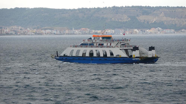 Gökçeada ve Bozcaada’ya fırtına nedeniyle bugün ve yarın tüm feribot seferleri iptal edildi