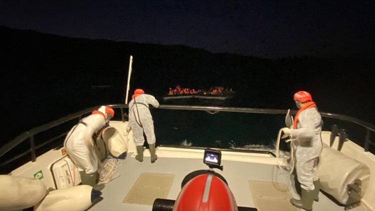 Yunanistanın ölüme terk ettiği 43 göçmen kurtarıldı Yunanistanın ölüme terk ettiği 43 göçmen kurtarıldı