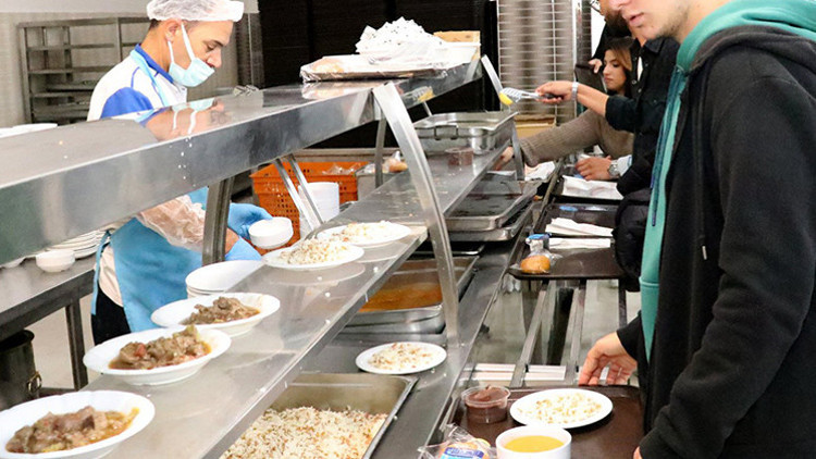 ‘Ücretsiz yemek’ uygulamaya geçiyor ‘Ücretsiz yemek’ uygulamaya geçiyor