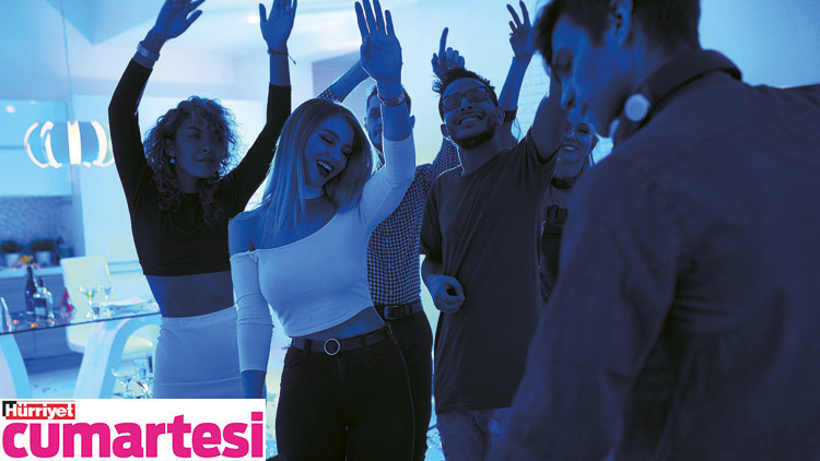 Yeni yıla saatler kaldı. TikTok, TikTok, TikTok... Patlat bir şarkı Çal bu gece...