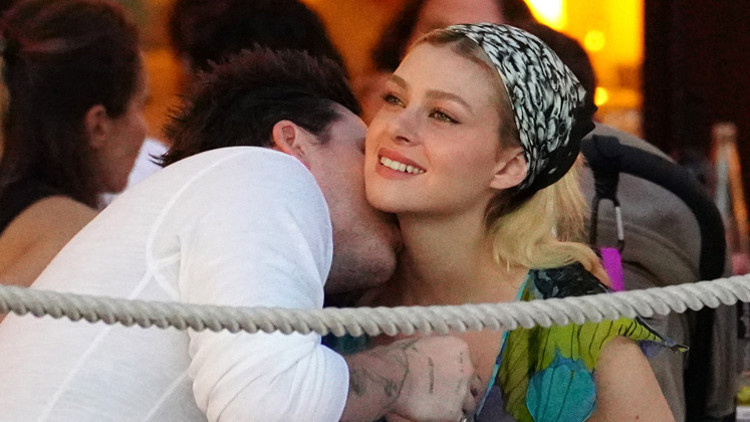 Nikâha dakikalar kala korku içini kemirmiş: Ya bugün benimle evlenmek istemezse Nikâha dakikalar kala korku içini kemirmiş: Ya bugün benimle evlenmek istemezse