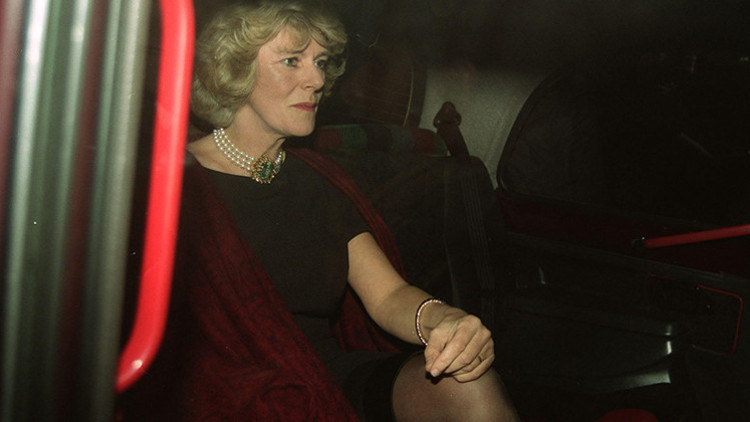 Bakmayın mücevherlere, taçlara boğulduğuna: İçindeki taşra kızı burada ortaya çıkıyor Bakmayın mücevherlere, taçlara boğulduğuna: İçindeki taşra kızı burada ortaya çıkıyor