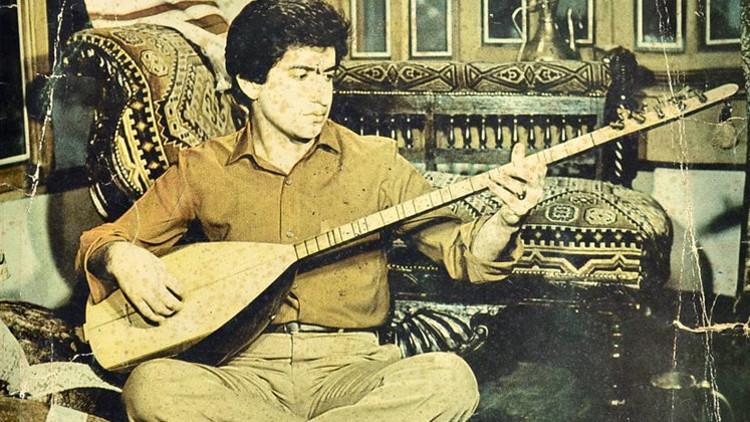 Ağrıdan bir delikanlı geldi Sesiyle, nefesiyle milyonların gönül telini titretti Ağrıdan bir delikanlı geldi Sesiyle, nefesiyle milyonların gönül telini titretti