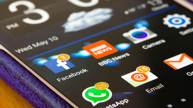 Günde 85 kez telefonumuza bakıyoruz Sürekli gelen bildirimler bizi strese sokuyor... Nasıl kurtulacağız bu dertten Günde 85 kez telefonumuza bakıyoruz Sürekli gelen bildirimler bizi strese sokuyor... Nasıl kurtulacağız bu dertten
