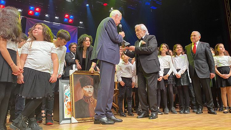 Müjdat Gezenin 70inci sanat yılı, Kılıçdaroğlunun katıldığı törenle kutlandı Müjdat Gezenin 70inci sanat yılı, Kılıçdaroğlunun katıldığı törenle kutlandı