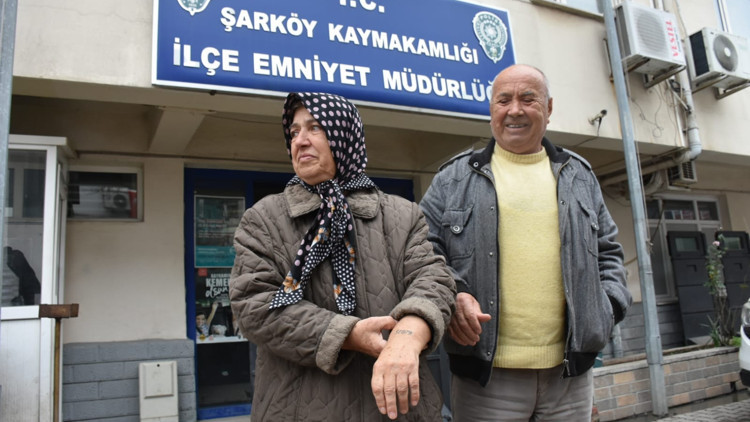 Kaybolan zihinsel engelli kadın, elindeki ‘Sevgi İzi’ dövmesinden bulundu Kaybolan zihinsel engelli kadın, elindeki ‘Sevgi İzi’ dövmesinden bulundu