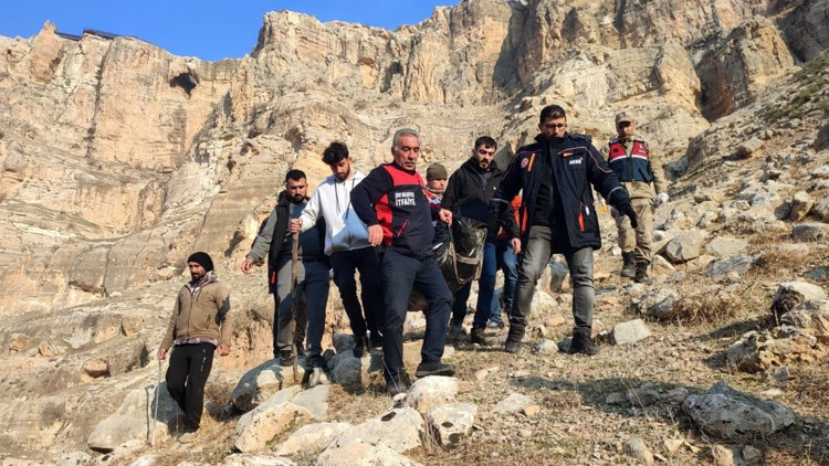 350 metre yükseklikten atlayan gencin cansız bedenine ulaşıldı 350 metre yükseklikten atlayan gencin cansız bedenine ulaşıldı