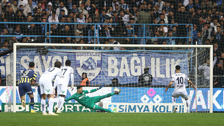 Fenerbahçede Altay Bayındır, iki yıl sonra penaltı kurtardı