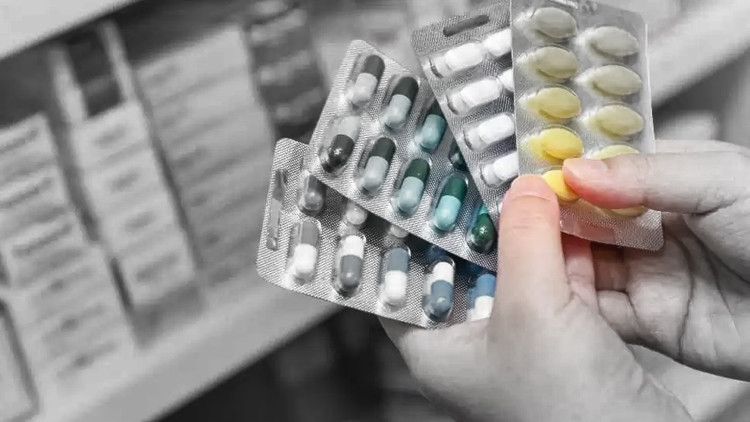 Deprem bölgesindeki vatandaşlar raporlu ilaçlarını reçetesiz alacak