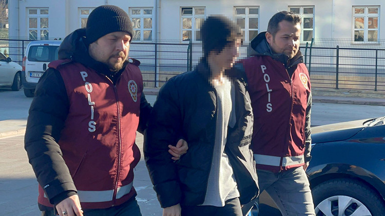 Enkaz altındakileri arayıp dalga geçen şahıs tutuklandı Enkaz altındakileri arayıp dalga geçen şahıs tutuklandı