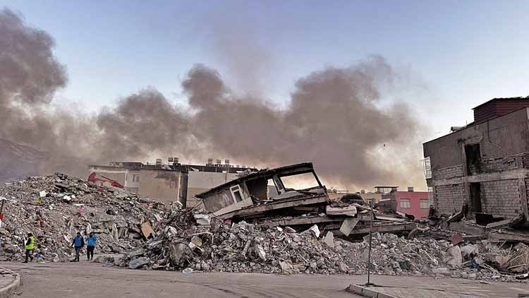 Uzmanlar yıkımları değerlendirdi:  Deprem de büyük kusur da...