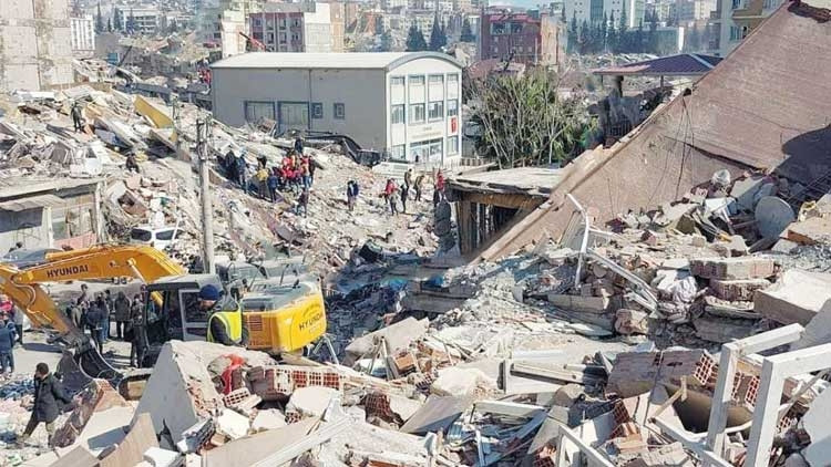 Yıkımın göbeğinde sapasağlam ayakta