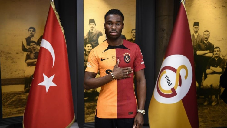 Sam Adekugbe, Galatasarayın ilk Kanadalı futbolcusu oldu