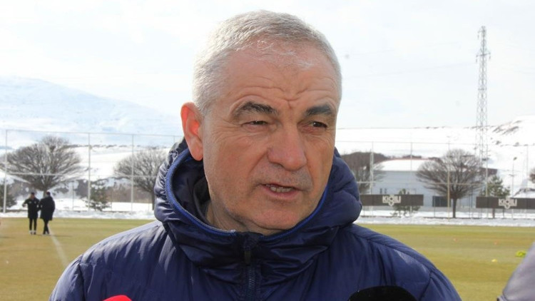 Sivasspor TD Rıza Çalımbay: Değişik ve üzücü bir lig olacak Sivasspor TD Rıza Çalımbay: Değişik ve üzücü bir lig olacak