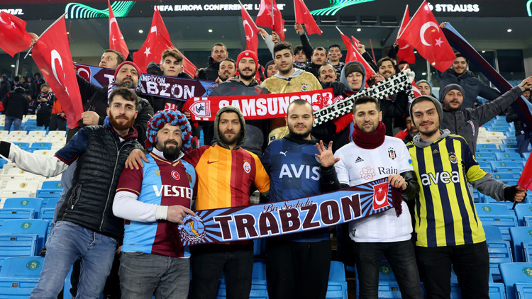 Taraftarlar, asrın felaketi için el ele Fenerbahçe ve Beşiktaş tribünleri... Taraftarlar, asrın felaketi için el ele Fenerbahçe ve Beşiktaş tribünleri...