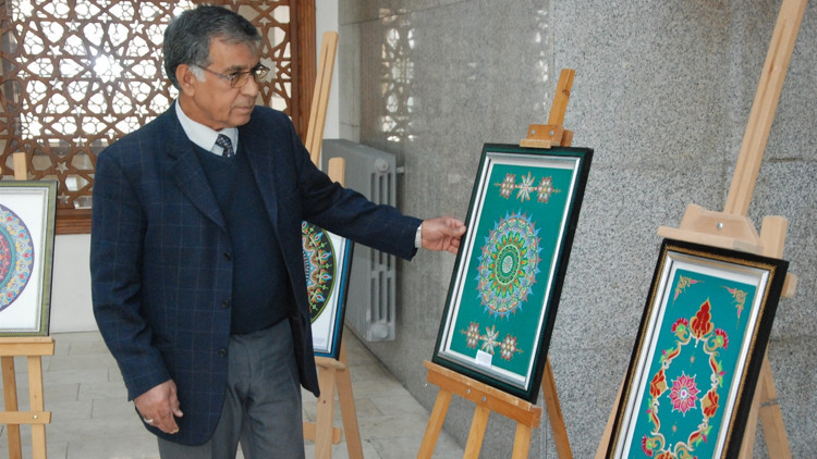 Emekli okul müdürü tablolarını bağışladı Emekli okul müdürü tablolarını bağışladı