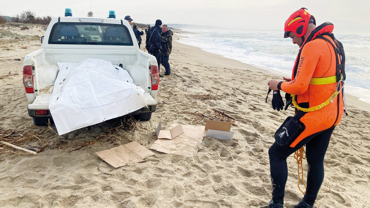 İtalya açıklarında göçmen faciası: En az 62 kişi öldü İtalya açıklarında göçmen faciası: En az 62 kişi öldü