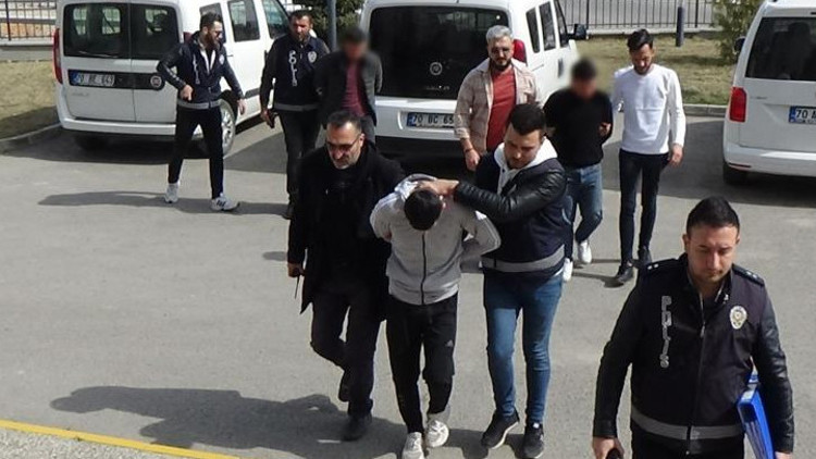 Enkazdan çaldığı polis tabancasını satmaya çalışırken yakalandı Enkazdan çaldığı polis tabancasını satmaya çalışırken yakalandı