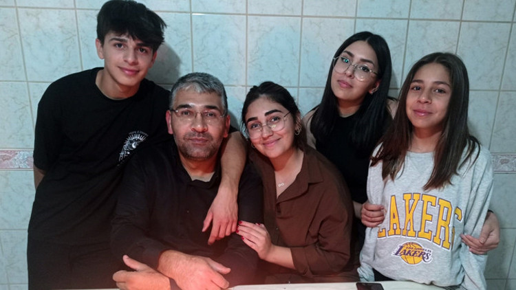 Annesi, eşi, 3 çocuğu ve kayınvalidesini kaybetti Kayıp kızını arıyor Annesi, eşi, 3 çocuğu ve kayınvalidesini kaybetti Kayıp kızını arıyor