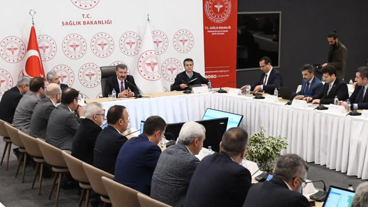Bakan Koca Cerrahpaşa ve Çapa Tıp Fakültesi hastanelerinde incelemelerde bulundu Bakan Koca Cerrahpaşa ve Çapa Tıp Fakültesi hastanelerinde incelemelerde bulundu