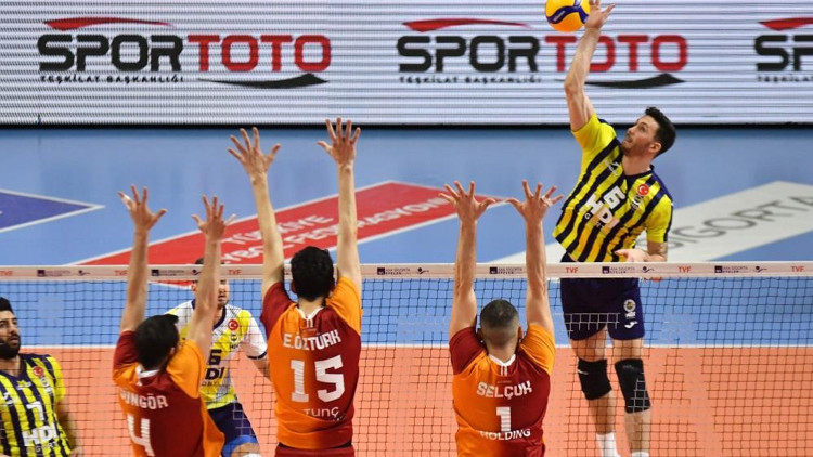 Erkekler voleybolda derbinin kazananı Fenerbahçe