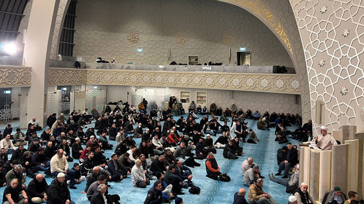 Berat Kandili’nde Avrupa’da da dualar edildi