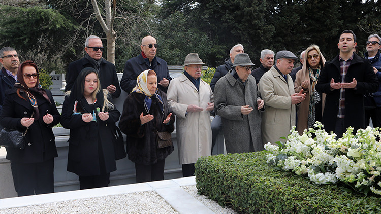 Çetin Emeç mezarı başında anıldı