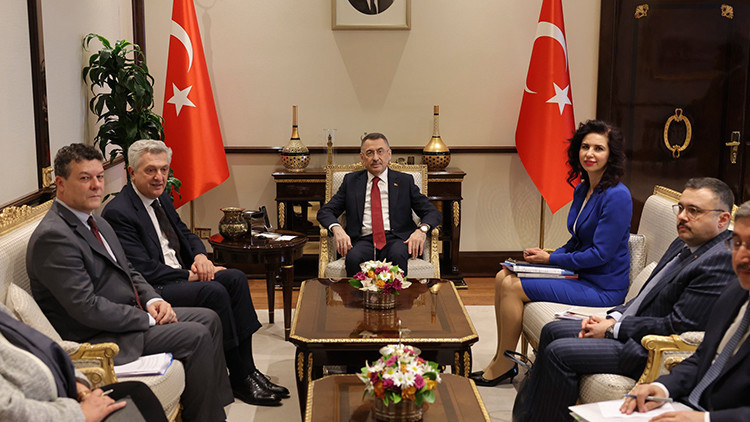 Cumhurbaşkanı Yardımcısı Oktay, BM Mülteciler Yüksek Komiseri Grandi ile bir araya geldi Cumhurbaşkanı Yardımcısı Oktay, BM Mülteciler Yüksek Komiseri Grandi ile bir araya geldi
