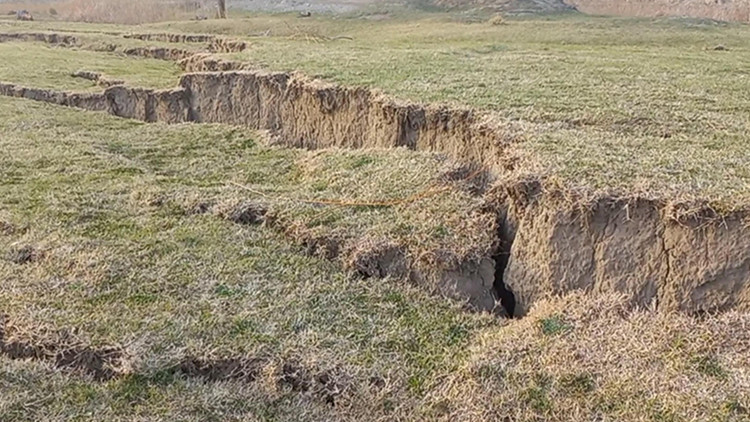 Ceyhan Nehri kıyısında deprem sonrası tedirgin eden görüntü Ceyhan Nehri kıyısında deprem sonrası tedirgin eden görüntü
