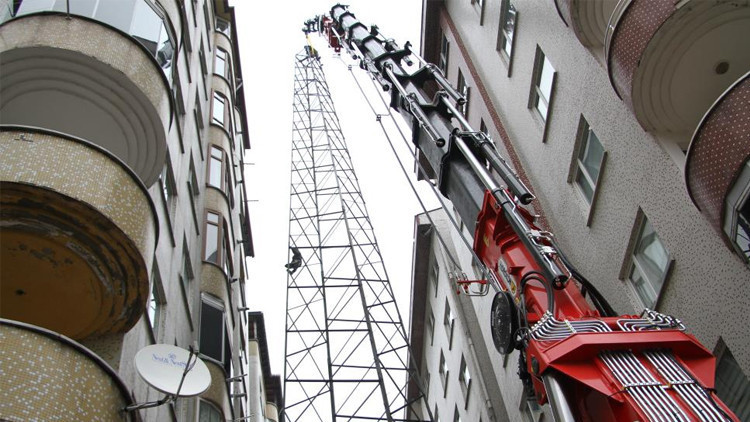 Mahallelinin kâbusu olmuştu İki bina arasındaki elektrik direği kaldırıldı