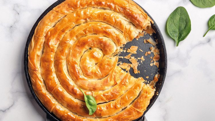 Sıcacık bir çayın veya buz gibi ayranın yanına fırından yeni çıkmış,  tazecik bir börek yakışır