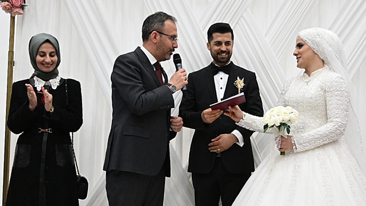 Bakan Kasapoğlu, GSB yurdunda kalan depremzede çiftin nikâh şahidi oldu
