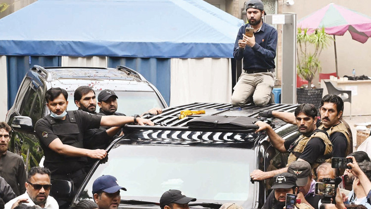 Pakistan karıştı Imran Khan mahkeme salonuna giremedi