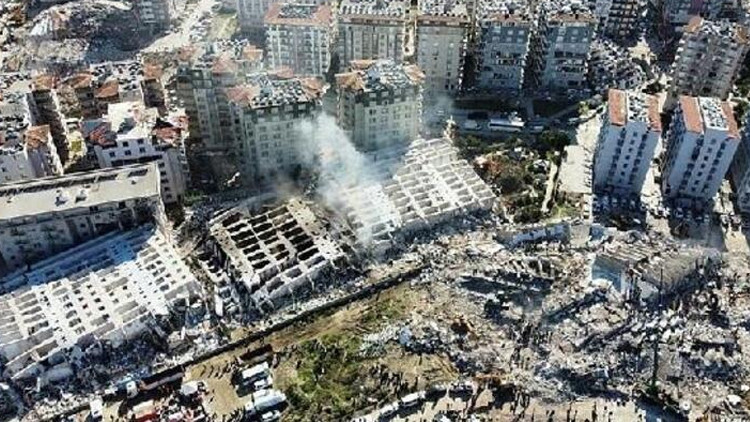 Son dakika... Depremde çok sayıda kişiye mezar olmuştu Rönesansın yapı denetim sorumlusu tutuklandı