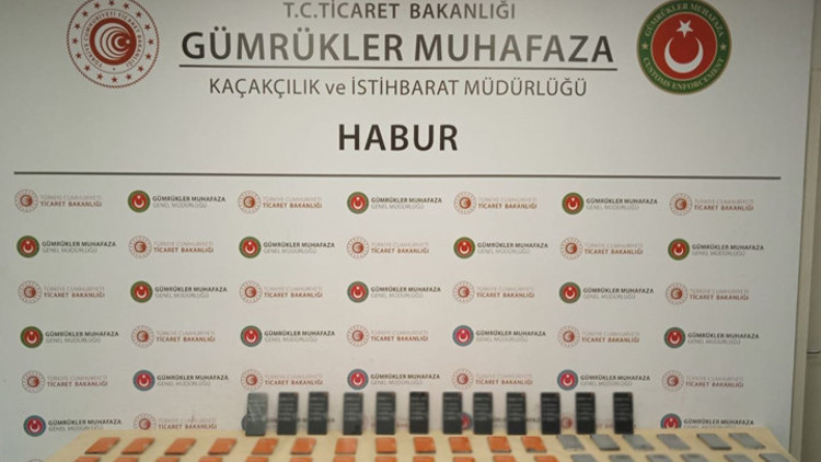 Akü kutusunda 66 cep telefonu ele geçirildi