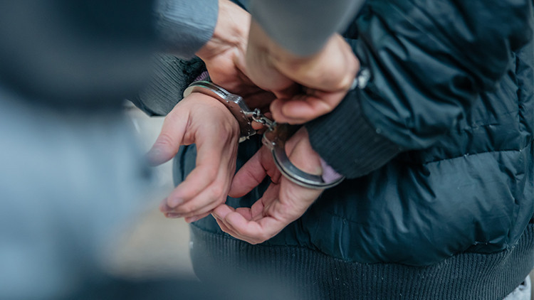 Baraj inşaatı şantiyesindeki kumu satarken yakalandı