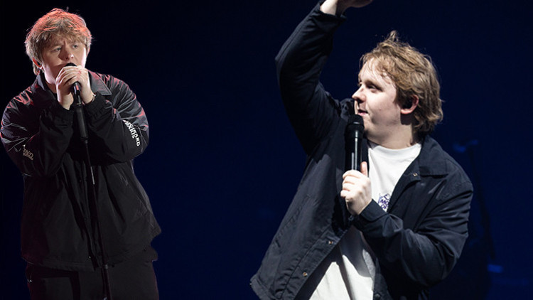 Ağzı açıktı ama şarkısını söyleyemiyordu...Kafasıyla tuhaf hareketler yapmaya başladı: Bu hastalık yüzünden müziği bırakabilirim